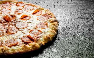 gesneden peperoni pizza met salami. foto