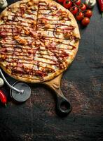 barbecue pizza met kip, spek en soja saus. foto