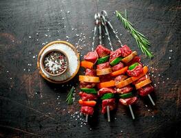rauw rundvlees kebab met groenten en specerijen in schaal. foto