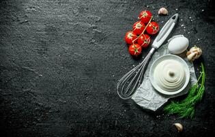 mayonaise met tomaten, dille en ei. foto