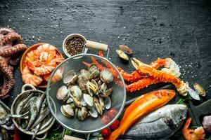 zeevruchten. oesters met vers vis, krab en garnaal. foto