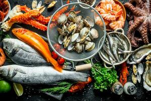 zeevruchten. oesters, vers vis, garnaal, krab met aromatisch kruiden. foto