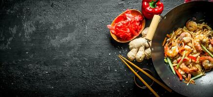 wok udon noedels met gember, soja saus en klok peper. foto