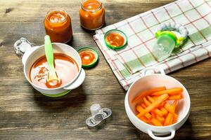 baby voedsel. baby puree wortel met een tepel. foto