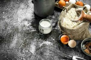 bakken achtergrond. ingrediënten voor de voorbereiding van deeg. foto