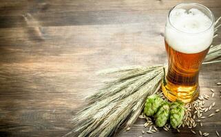 glas van natuurlijk bier. Aan houten tafel. foto