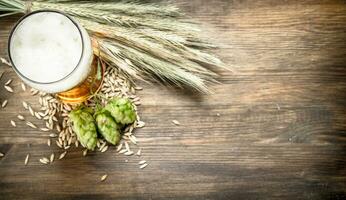 glas van natuurlijk bier. Aan houten tafel. foto