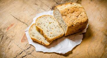 gesneden brood Aan papier. Aan houten tafel. foto