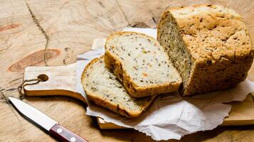 brood met kruiden en mes Aan bord. foto