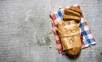 vers ciabatta verpakt in papier Aan de kleding stof. foto