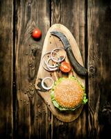 gekookt hamburger met groenten, kaas en vlees. foto