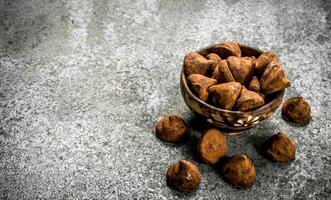 chocola truffels in een schaal. foto