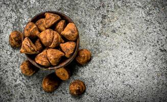 chocola truffels in een schaal. foto