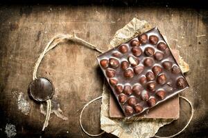 chocola met noten en een label. foto