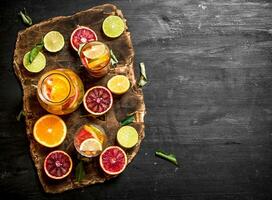 citrus achtergrond. vers citrus sap met plakjes van limoenen, sinaasappelen, grapefruits en citroenen. foto