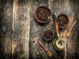 koffie achtergrond. vers gebrouwen koffie met granen in een schaal. foto