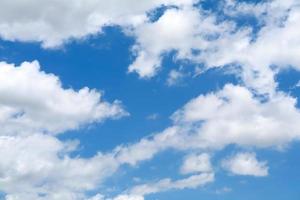 puur blauwe lucht met witte wolken en zonlicht foto