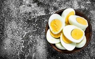 gekookt eieren in een schaal. foto