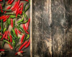 grond rood heet Chili peper Aan een dienblad. foto