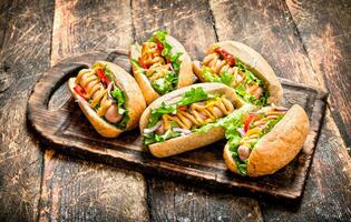 straat voedsel. heet honden met kruiden, groenten en heet mosterd. foto