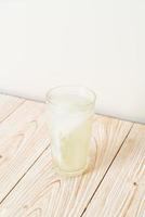 kokoswater of kokossap in glas met ijsblokjes foto