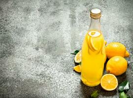 limonade in de fles met plakjes van vers citroenen. foto