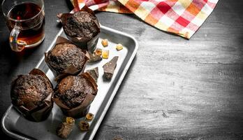 chocola muffins met vers thee. foto