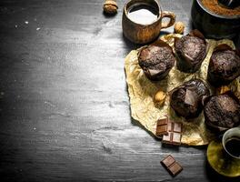 chocola muffins met geurig koffie. foto