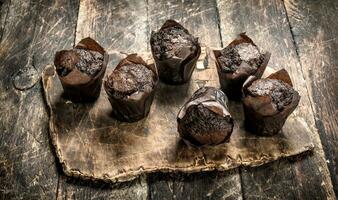 chocola muffins Aan de bord. foto