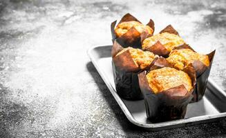 muffins met honing en noten Aan de bord. foto
