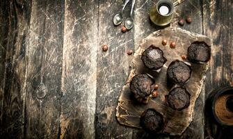 chocola muffins met heet koffie. foto