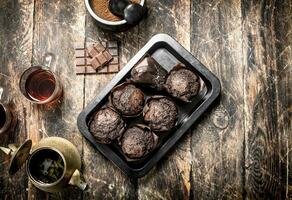 chocola muffins met geurig thee. foto