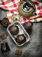 chocola muffins met heet thee. foto