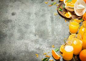 vers geperst oranje sap met stukken van fruit . foto