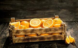vers sinaasappels in doos. foto