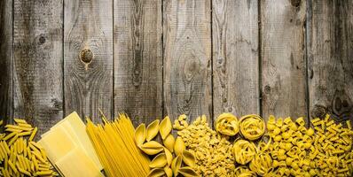 gemengd pasta . Aan houten achtergrond. foto