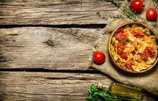 gekookt pasta met tomaat saus en kruiden Aan de kleding stof. foto