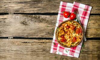 pasta met tomaat saus, kruiden Aan de kleding stof. foto