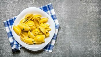 pasta in wit bord Aan kleding stof. Aan steen tafel. foto