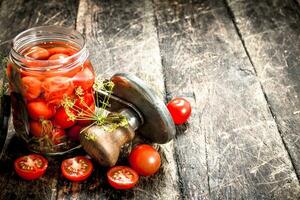 gepekeld tomaten met kruiden specerijen en naad. foto