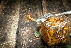 gemarineerd champignons van honing zwammen in glas kan. foto