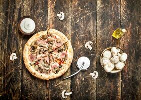 pizza met champignons en ham. foto