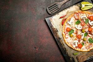 vers pizza met paddestoelen, spek en tomaten. foto