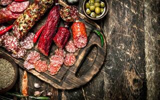 verschillend soorten van salami Aan de planken. foto