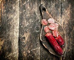 salami met kruiden en specerijen Aan een bord. foto