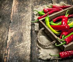 heet peper in een oud dienblad. foto