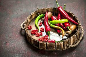 heet peper in een houten dienblad met mes. foto