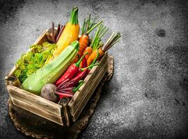 biologisch voedsel. vers oogst van groenten in een oud doos. foto