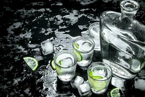 wodka schoten met limoen en ijs. foto