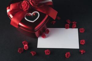 hartvormige geschenkdoos met lege notitiekaart, Valentijnsdag. foto